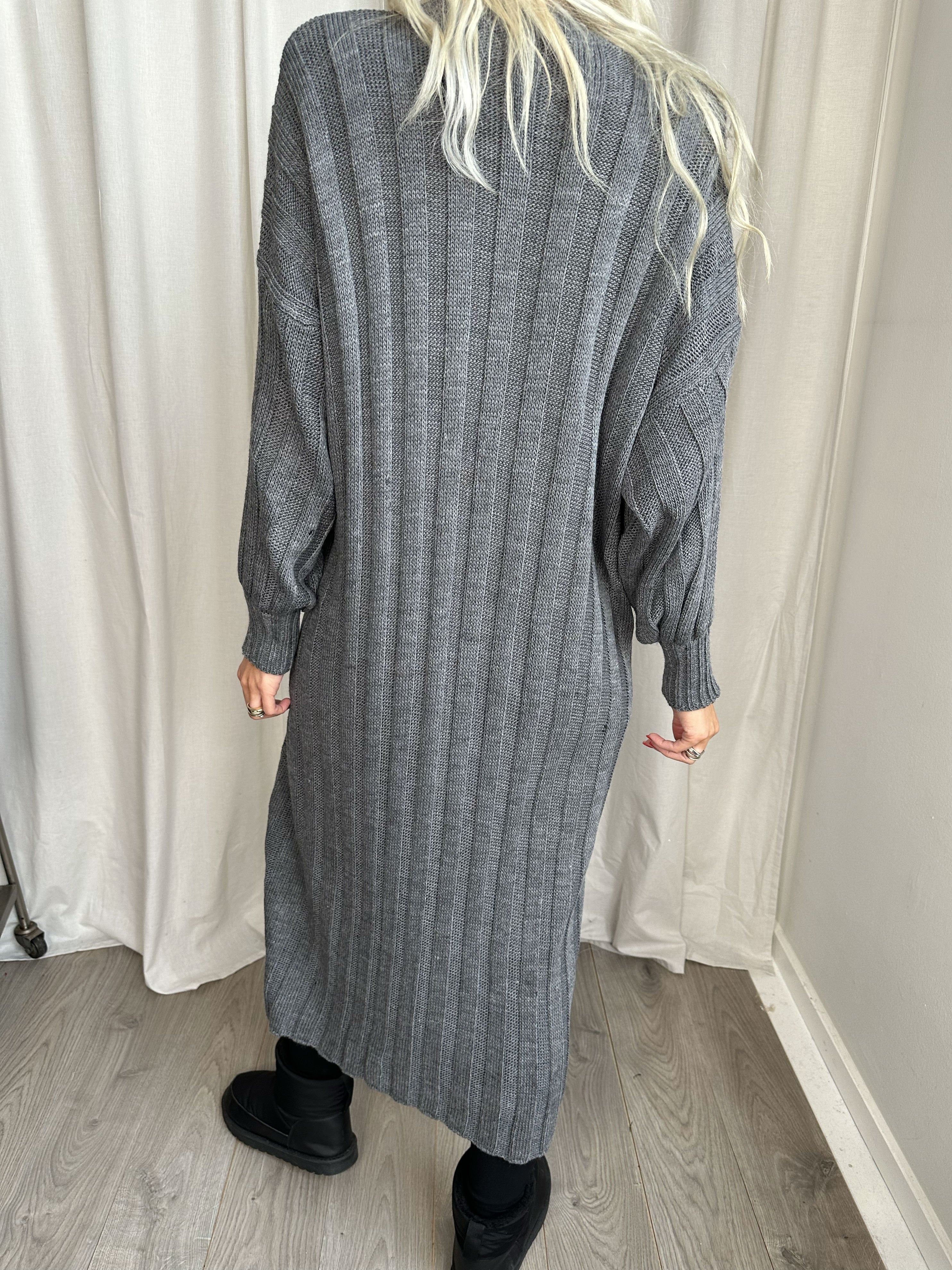 Ava - Lång stickad klänning med ballongärmar